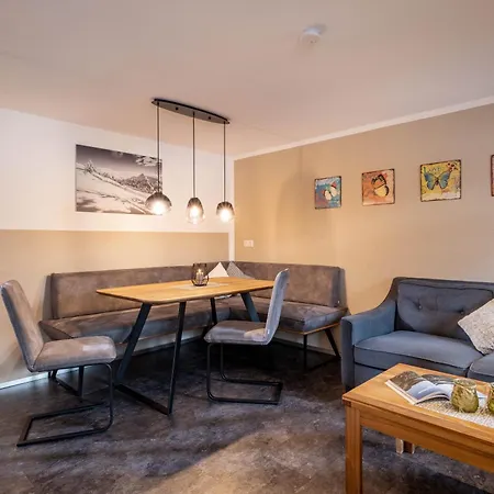 诺伊豪斯苑酒店 *