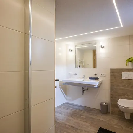 诺伊豪斯苑酒店 *