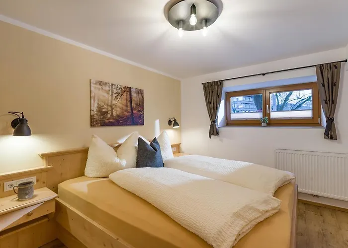 诺伊豪斯苑酒店 *